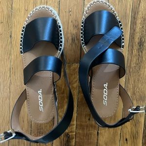 NWT SODA FAUX LEATHER PLATFORM SANDAL 7.5